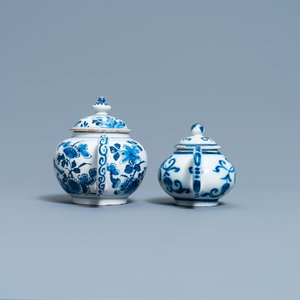 Two Dutch Delft blue and white teapots and covers, 18th C. — 照片 3