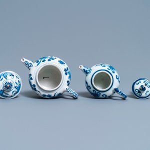 Two Dutch Delft blue and white teapots and covers, 18th C. — 照片 6