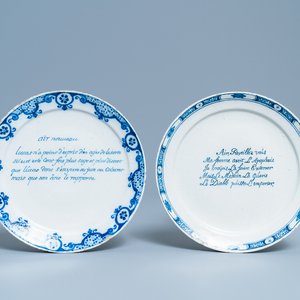 Two Dutch Delft blue and white text plates for the French market, 18th C. — 照片 1