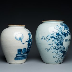 Two Dutch Delft blue and white tobacco jars with brass lids, 18th C. — photo 5