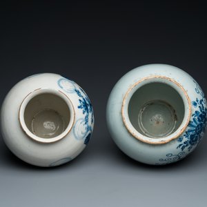 Two Dutch Delft blue and white tobacco jars with brass lids, 18th C. — photo 6