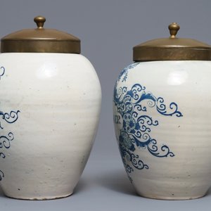 Two Dutch Delft blue and white tobacco jars with brass lids, 18th C. — 照片 4