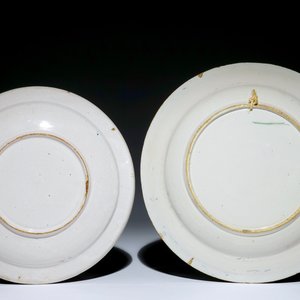 Two Dutch Delft polychrome chargers, 18th C. — 照片 2