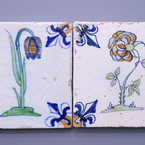 Two Dutch Delft polychrome floral tiles, 17th C. — 照片 1