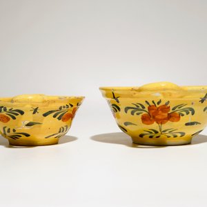 Two Dutch Delft yellow ground porringers, 18th C. — photo 4