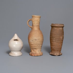 Two early German stoneware jugs and a money bank, 14/15th C. and later — photo 2