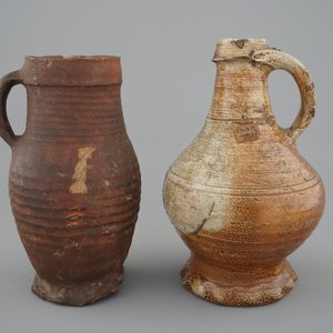 Two early saltglazed stoneware jugs, Raeren, 15/16th C. — 照片 2