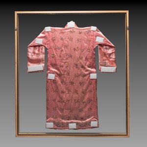 Two embroidered silk and cotton robes for the Straits or Peranakan market, Southeast Asia, 20th C. — photo 3