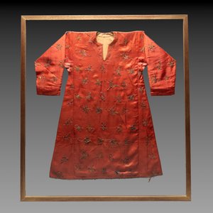 Two embroidered silk and cotton robes for the Straits or Peranakan market, Southeast Asia, 20th C. — photo 4