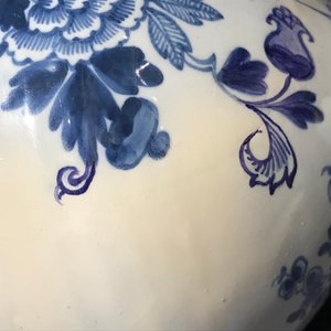 Two English Delftware bottle vases and a bowl, 18th C. — photo 15