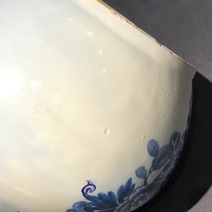 Two English Delftware bottle vases and a bowl, 18th C. — photo 17