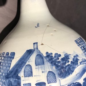 Two English Delftware bottle vases and a bowl, 18th C. — photo 21