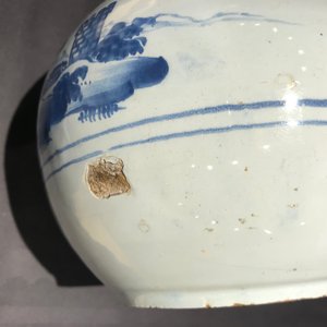 Two English Delftware bottle vases and a bowl, 18th C. — photo 22