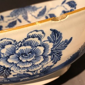 Two English Delftware bottle vases and a bowl, 18th C. — photo 25