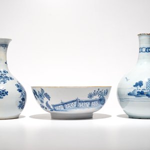 Two English Delftware bottle vases and a bowl, 18th C. — photo 3