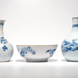 Two English Delftware bottle vases and a bowl, 18th C. — photo 5