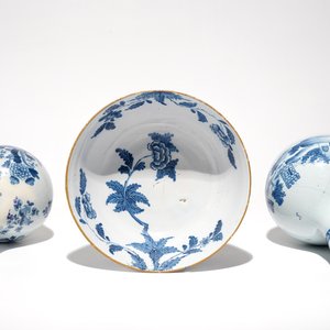 Two English Delftware bottle vases and a bowl, 18th C. — photo 6