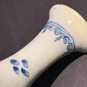 Two English Delftware bottle vases and a bowl, 18th C. — photo 8