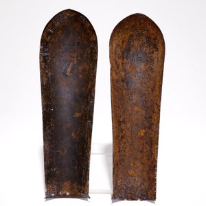 Two engraved and damascened Qajar bazuband arm guards, Iran, 18/19th C. — photo 2