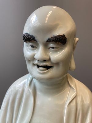 Two exceptionally tall Chinese white-glazed sculptures of Luohan, Qianlong/Jiaqing — photo 17