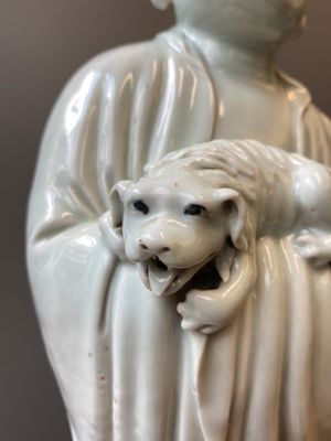 Two exceptionally tall Chinese white-glazed sculptures of Luohan, Qianlong/Jiaqing — photo 18