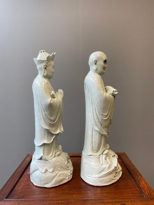 Two exceptionally tall Chinese white-glazed sculptures of Luohan, Qianlong/Jiaqing — photo 4