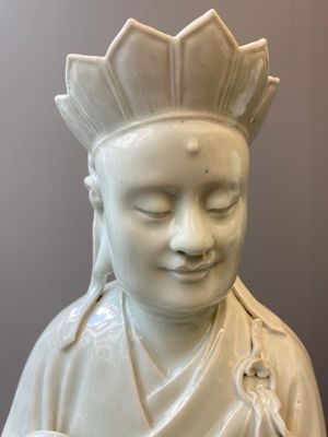 Two exceptionally tall Chinese white-glazed sculptures of Luohan, Qianlong/Jiaqing — photo 6