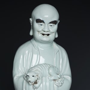 Two exceptionally tall Chinese white-glazed sculptures of Luohan, Qianlong/Jiaqing — photo 10