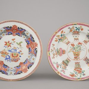 Two famille rose plates, Yongzheng, ca. 1720 — 照片 1