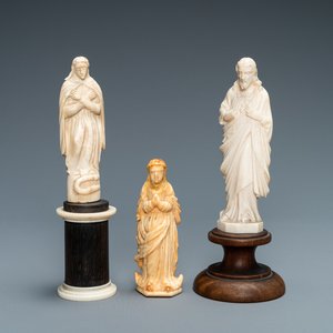 Two figures of Madonna and one of Christ in ivory and bone, 19th C. — 照片 1