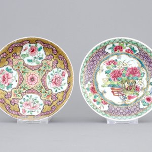 Two fine and rare Chinese porcelain famille rose saucers, Yongzheng, 1722-1735 — foto 1