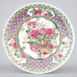 Two fine and rare Chinese porcelain famille rose saucers, Yongzheng, 1722-1735 — foto 2