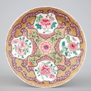Two fine and rare Chinese porcelain famille rose saucers, Yongzheng, 1722-1735 — foto 4