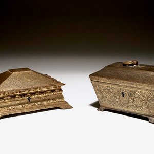 Two fine Anglo-Indian gilt damascened caskets with floral design, 18/19th C. — 照片 1