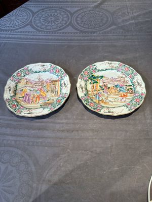 Two fine Chinese Canton famille rose 'mandarin subject' plates, Qianlong — foto 1