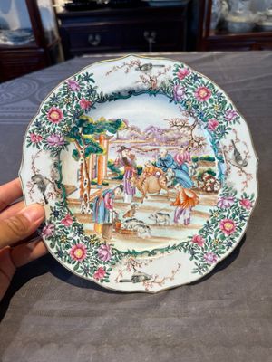 Two fine Chinese Canton famille rose 'mandarin subject' plates, Qianlong — foto 14
