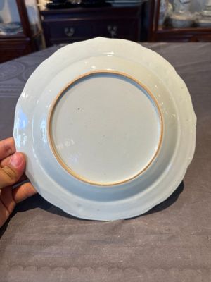 Two fine Chinese Canton famille rose 'mandarin subject' plates, Qianlong — foto 19