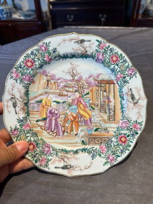 Two fine Chinese Canton famille rose 'mandarin subject' plates, Qianlong — foto 2