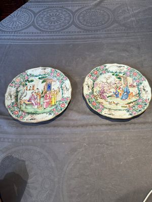Two fine Chinese Canton famille rose 'mandarin subject' plates, Qianlong — photo 1