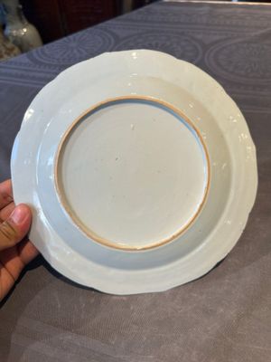 Two fine Chinese Canton famille rose 'mandarin subject' plates, Qianlong — photo 11