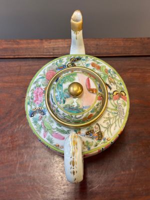 Two fine Chinese Canton famille rose teapots, 19th C. — photo 22