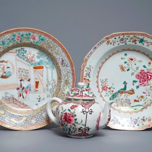 Two fine Chinese famille rose plates and a teapot and cover, Yongzheng/Qianlong — 照片 1