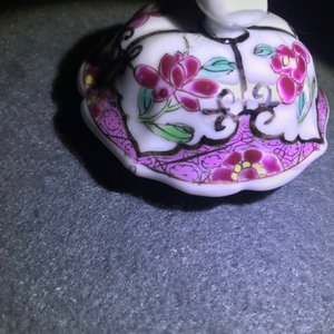 Two fine Chinese famille rose plates and a teapot and cover, Yongzheng/Qianlong — 照片 11