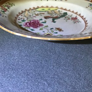 Two fine Chinese famille rose plates and a teapot and cover, Yongzheng/Qianlong — 照片 17
