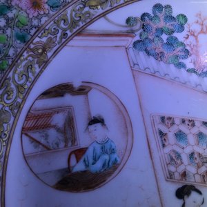 Two fine Chinese famille rose plates and a teapot and cover, Yongzheng/Qianlong — 照片 25