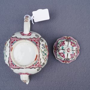 Two fine Chinese famille rose plates and a teapot and cover, Yongzheng/Qianlong — 照片 35