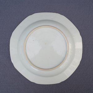 Two fine Chinese famille rose plates and a teapot and cover, Yongzheng/Qianlong — 照片 39
