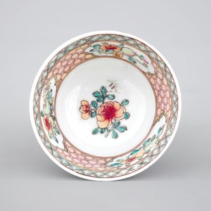 Two fine Chinese famille rose porcelain cups, Yongzheng, 1722-1735 — photo 12