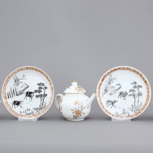 Two fine Chinese grisaille, gilt and iron-red cups and saucers and a small teapot, Yongzheng-Qianlong, 18th C. — photo 1