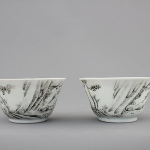 Two fine Chinese grisaille, gilt and iron-red cups and saucers and a small teapot, Yongzheng-Qianlong, 18th C. — photo 11
